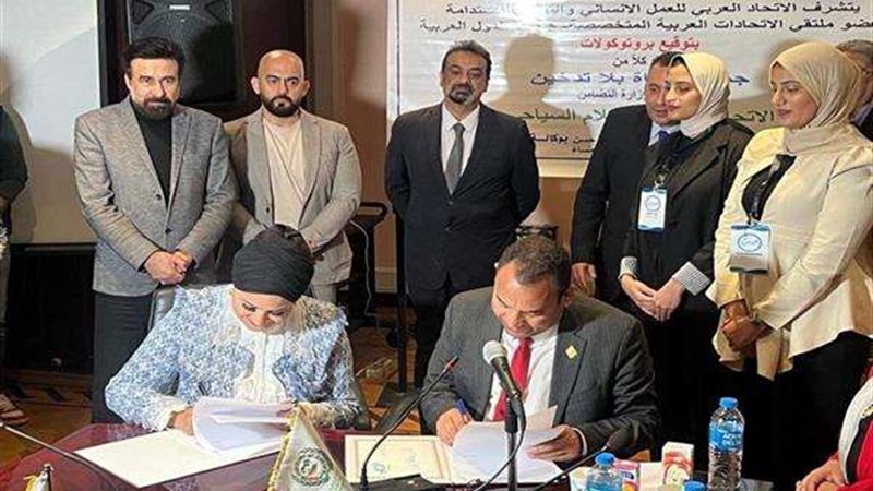 جانب من توقيع الاتفاقيات