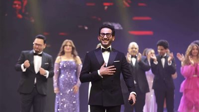 شكرًا لكل الكاست العظيم...أحمد حلمي يوجه رسالة لكاست مسرحية ميمو