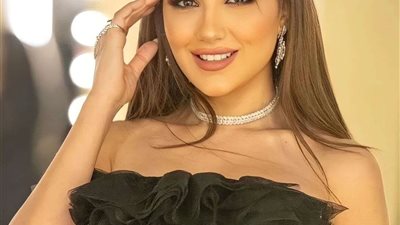 بفستان أسود..شاهد أحدث إطلالات الفنانة مي عمر 