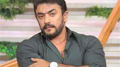 بالأحضان..  سيدة مصرية تستقبل أحمد العوضي بحفاوة