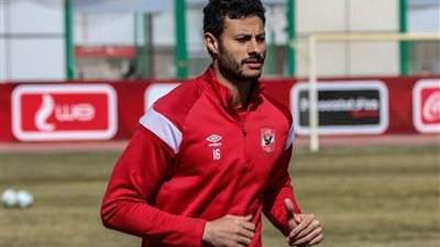 لماذا لم يصاب الشناوي بفيروس كورونا رغم الصورة الشهيرة مع النني؟ .. طبيب منتخب مصر يوضح