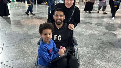 مؤمن زكريا ينشر صور عائلية من المسجد النبوي