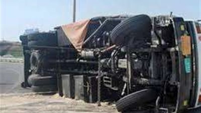 مصرع واصابة 5 أشخاص في حادث إنقلاب سيارة نقل بأسوان