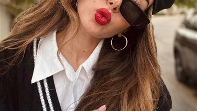 بقبعة ونظارة..إطلالة كلاسيكية لهنا الزاهد تخطف أنظار المتابعين