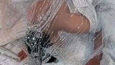 شكر وامتنان..عروسة شاكوش تسجد بفستان الزفاف 