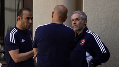 «كولر» يحاضر لاعبي الأهلي قبل التحرك لملعب مباراة صن داونز