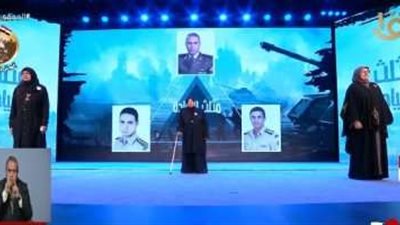 الرئيس السيسي يقف لتقديم التحية إلى أمهات شهداء 