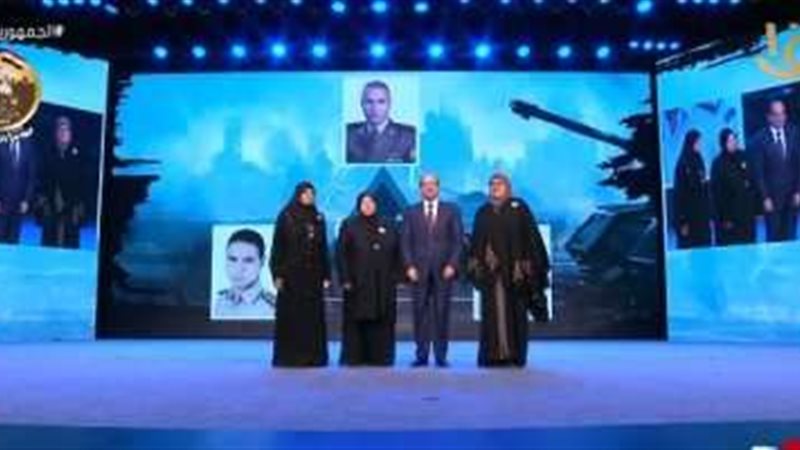 الرئيس السيسي وسط