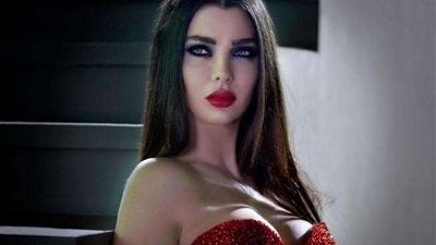 بالأسود.. الفنانة اللبنانية قمر تشعل السوشيال ميديا في أحدث جلسة تصوير لها