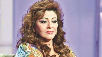 شاب يهاجم هالة صدقي والأخيرة ترد بعنف.. والسبب صورة