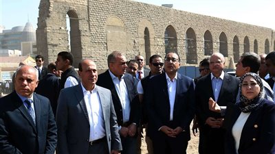 رئيس الوزراء يتفقد أعمال المرحلة الثانية من مشروع تطوير سور مجرى العيون