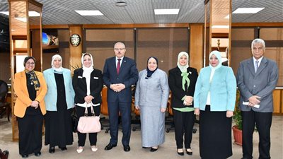 رئيس جامعة قناة السويس يستقبل فريق الاعتماد والجودة