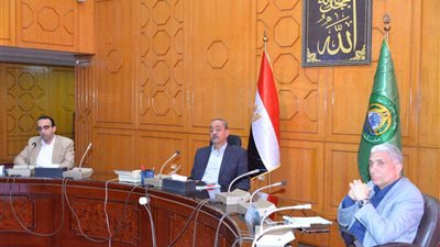 محافظ الإسماعيلية يستعرض جهود المجلس القومي للسكان