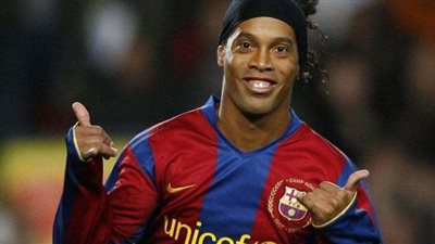 رونالدينيو ينعي الأسطورة