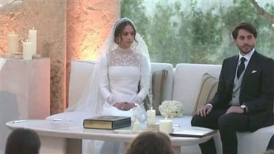 شاهد.. الإطلالة الأولى للأميرة إيمان بالأبيض بجوار أبيها