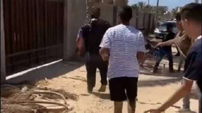 تداول مقطع فيديو لأطفال يعتدون على مريض نفسي في الشارع (التفاصيل)