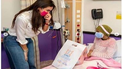 بالصور.. ياسمين صبري تزور مستشفى 
