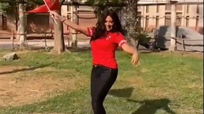 قبل الماتش.. وصلة رقص لـ رانيا يوسف بقميص الأهلي (فيديو)
