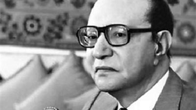 نوستالجيا.. قصة غناء محمد عبد الوهاب متخفيًا ومطالبة أحمد شوقي بمنعه