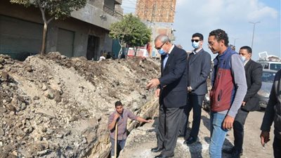 محافظ القليوبية يتفقد أعمال تركيب خط انحدار لتصريف مياه الأمطار على الطريق الزراعي