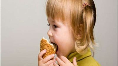 نتيجة مضحكة.. طفل 4 سنوات يطلب وليمة جاهزة من هاتف والدته دون علمها