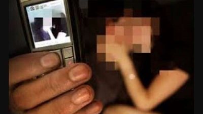 القبض على شاب يبتز سيدة سبعينية بصور إباحية