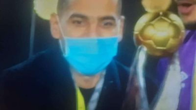 مؤمن زكريا يرفع كأس أبطال افريقيا في تتويج الأهلي.. صورة
