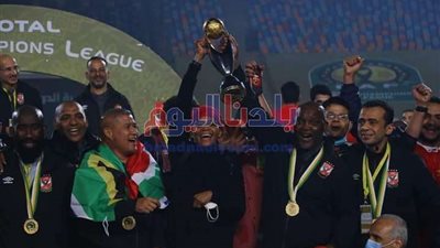 بيتسو موسيماني ولاعبي الأهلي يحتفلون بكأس إفريقيا (صور)