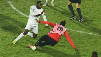مصارعة حرة بين أليو بادجي وكاسونجو عقب مباراة الأهلي والزمالك
