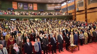 محافظ سوهاج ورئيس الجامعة يشهدان حفل تخرج الدفعه ٢٧ من طلاب كلية الطب البشري