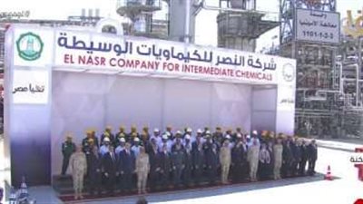 الرئيس السيسي يلتقط صورة تذكارية خلال افتتاح مجمع الأسمدة