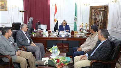نائب محافظ المنيا يبحث آليات توزيع كراتين المواد الغذائية في شهر رمضان