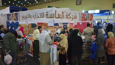 إقبال كبير  من المواطنين على شراء  المنتجات الغذائية بمعرض أهلا رمضان
