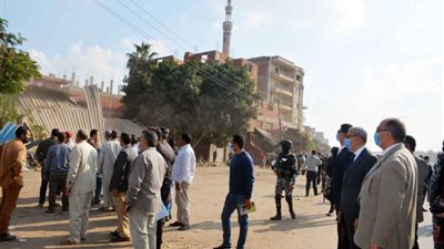 محافظ القليوبية يقود حملة لإزالة المنشأت المخالفة على الطريق الزراعي