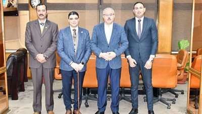 رئيس جامعة قناة السويس يُعلن فتح باب التطوع لطلاب الجامعة بمبادرة حياة كريمة