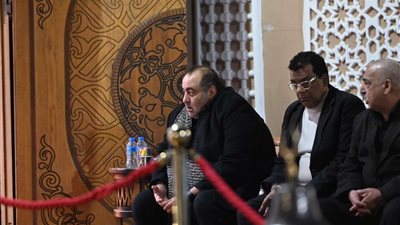 سامح عبد العزيز يتلقى عزاء والده.. محمد سامى أول الحضور