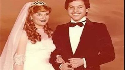 لقطة رومانسية.. هاني شاكر يغني لزوجته 