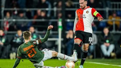 فيينورد يكتسح شاختار بثلاثية في الشوط الأول