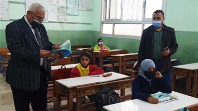 وكيل تعليم الإسكندرية يجري جولة بمدارس إدارة المنتزه