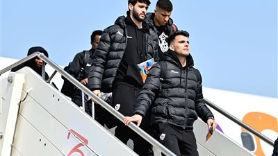 بعثة الزمالك تؤدي صلاة الجمعة بفندق الإقامة في الجزائر