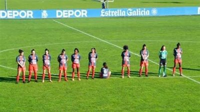 لاعبة كرة قدم ترفض الوقوف 