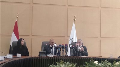 وزير النقل يرحب بوفد من دولة أبوظبي بمقر وزارة النقل بالعاصمة الإدارية