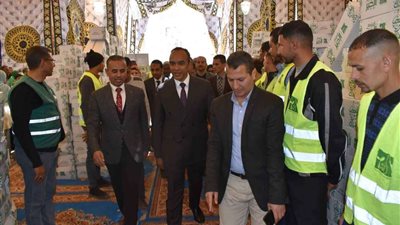 نائب محافظ المنيا يتفقد أعمال تجهيز 3500 كرتونة مواد غذائية