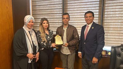 «حماة الوطن» يُكرم والدة أحد أبطال ذوي الهمَم ويمنحها لقب الأم المثالية