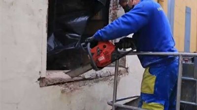 وزنه 300 كيلوجرام.. شاهد معاناة خمسين شخصاً لإخراج رجلا من المنزل