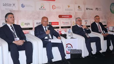 وزير النقل يستعرض المشروعات المنفذة بقطاع مترو الأنفاق والسكك الحديد