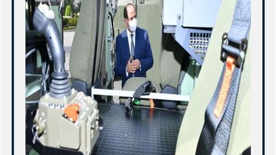 السيسي يتفقد نماذج مركبات متعددة الاستخدام لتطوير منظومة النقل العام