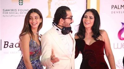 أحمد حلمي ومنى زكي الثنائي الأكثر تألقا في حفل افتتاح مهرجان القاهرة السينمائي (صور)