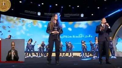 يقدمها مدحت صالح ..الرئيس السيسي يشاهد فقرة غنائية بعنوان إنتي قدها