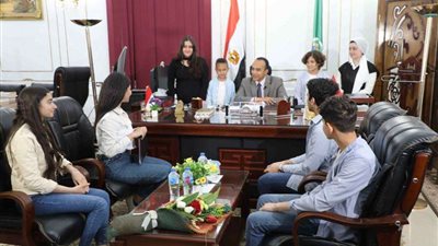 نائب محافظ المنيا يلتقي عدد من الطلاب قبيل زيارتهم للمشروعات القومية